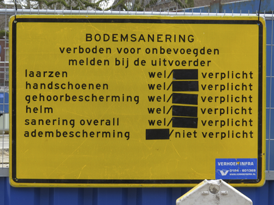 872103 Afbeelding van het bord 'BODEMSANERING', op de St. Jacobsstraat in Wijk C te Utrecht.